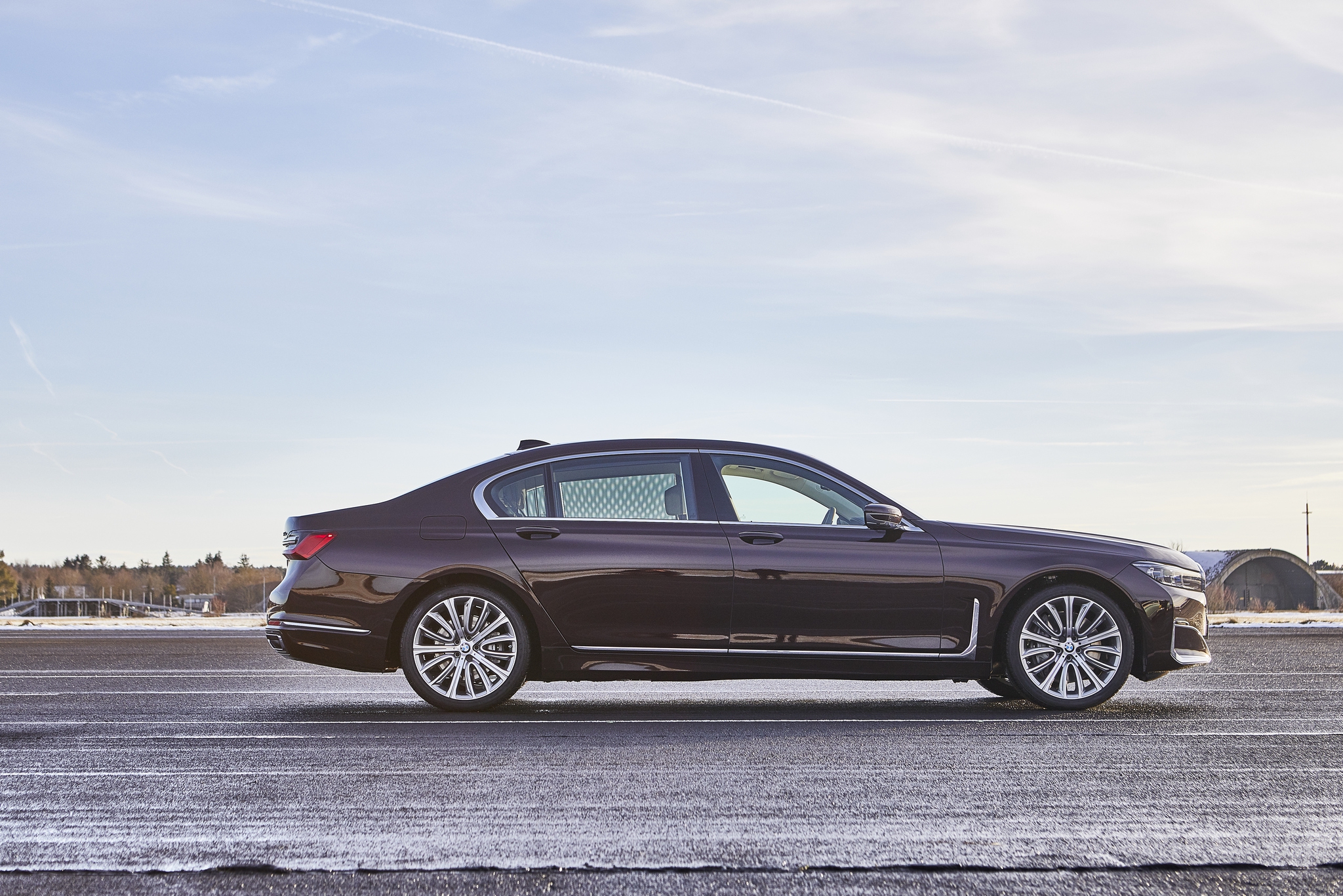 P90335820_highRes_the-new-bmw-745le-02