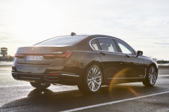 P90335819_highRes_the-new-bmw-745le-02