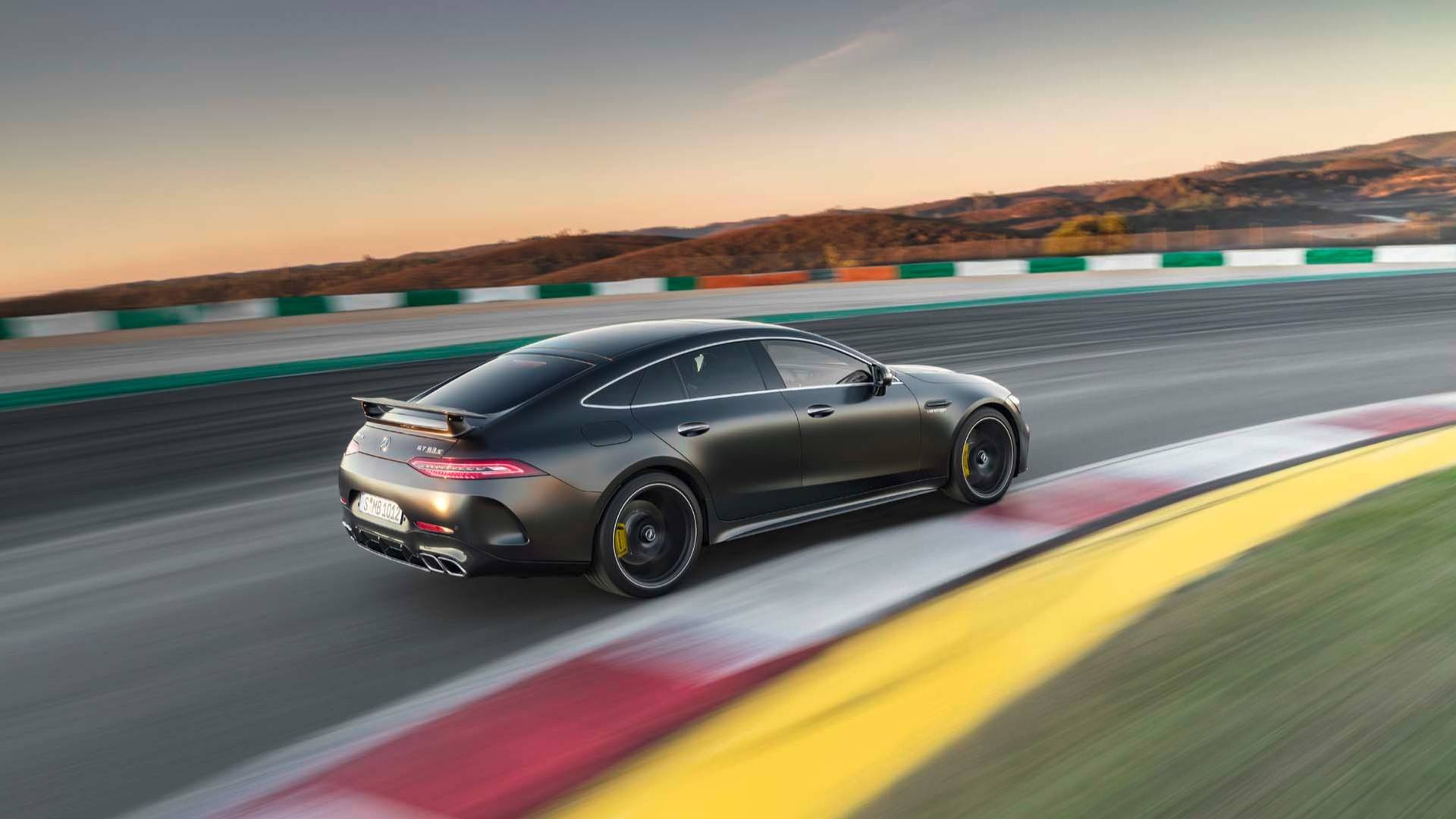 Mercedes-AMG GT 63 S ia cu asalt Nürburgring