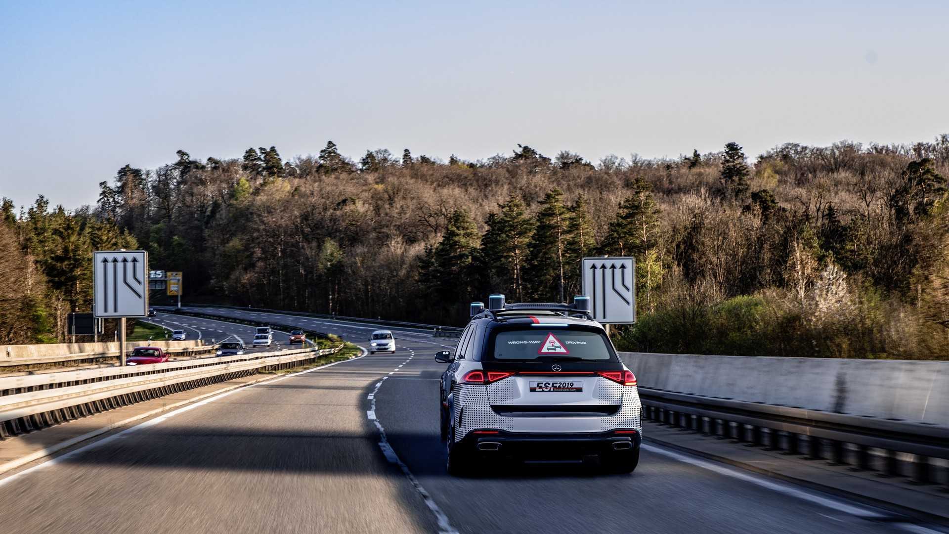 mercedes-benz-experimental-safety-vehicle-17