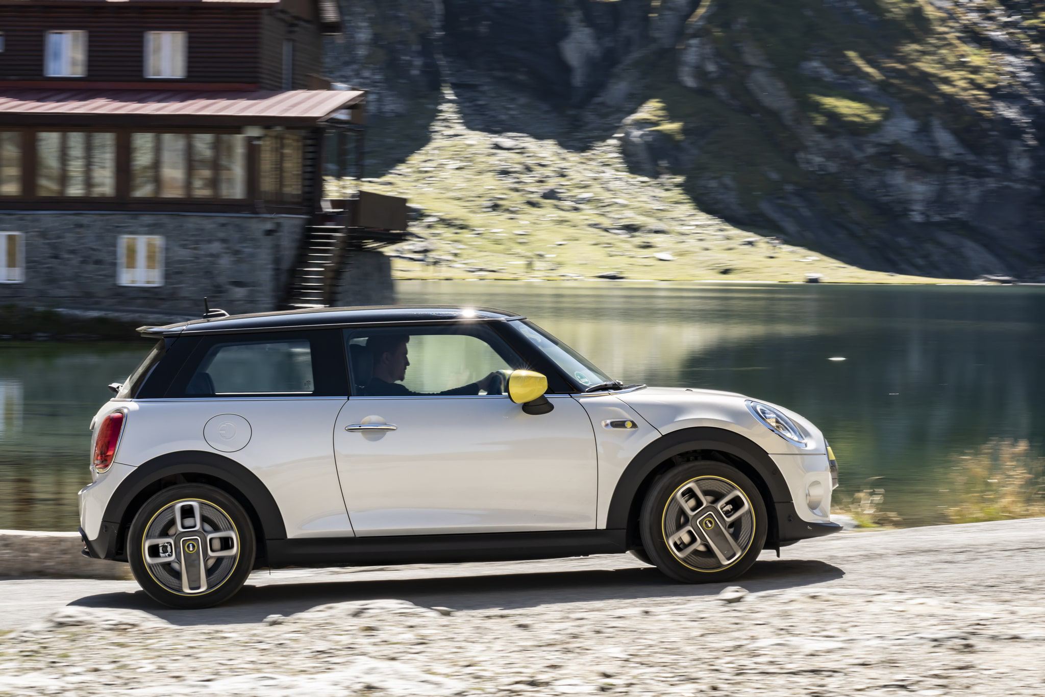 P90366513_highRes_mini-cooper-se-at-th