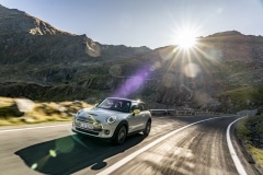 P90366510_highRes_mini-cooper-se-at-th
