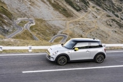 P90366528_highRes_mini-cooper-se-at-th
