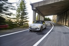 P90366727_highRes_mini-cooper-se-on-tr