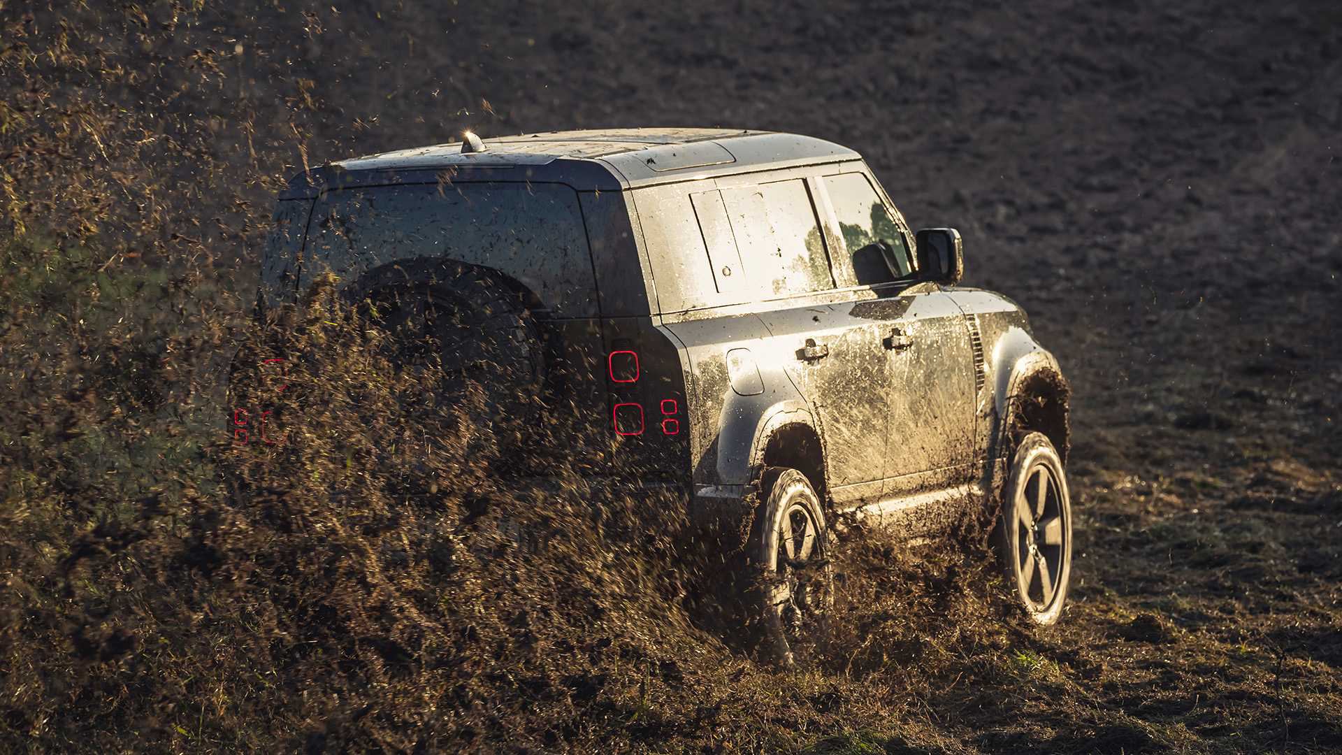 land-rover-defender-2020-in-james-bond-stuntszenen
