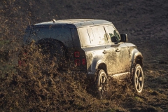 land-rover-defender-2020-in-james-bond-stuntszenen