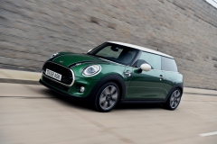 P90331367_highRes_mini-cooper-60-years