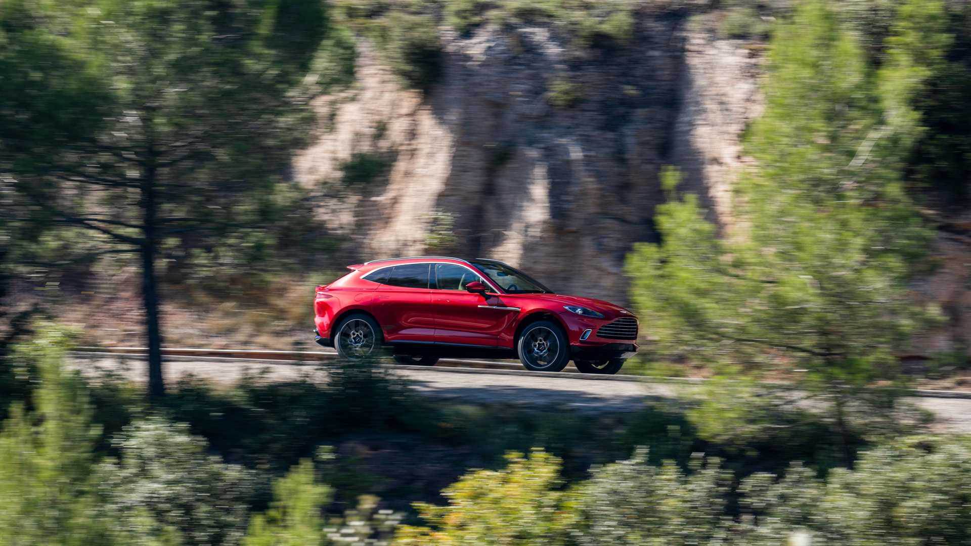 aston-martin-dbx-1