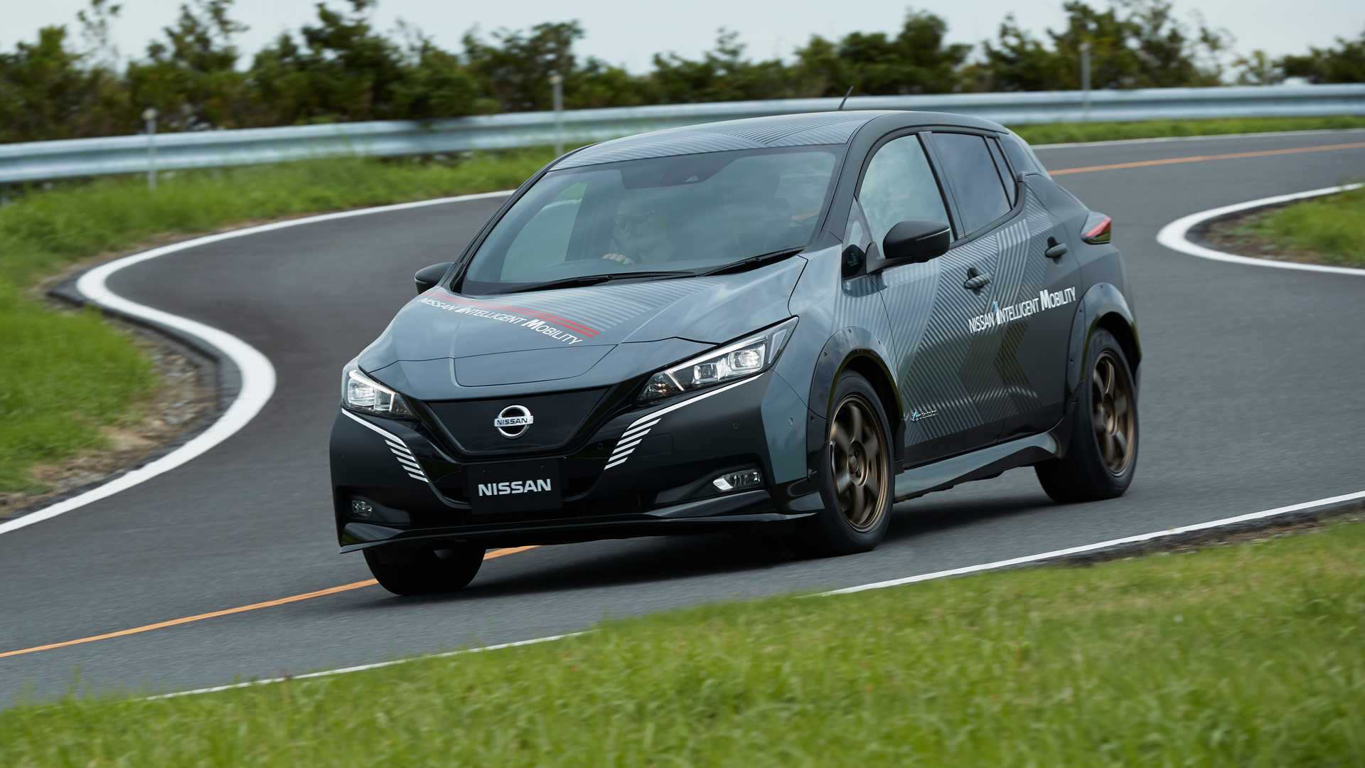 nissan-leaf-e-with-dual-electric-motors-and-all-wheel-drive-1
