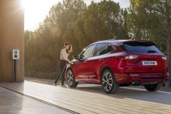 2019_FORD_KUGA_CHARGING