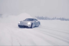 porsche-taycan-in-snow-1