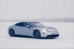 porsche-taycan-in-snow-2