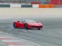 Ferrari îl scoate pe SF90 la Stradale (video)